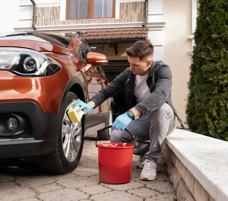 Lavage auto à domicile Pont-Audemer : professionnel intervenant sur un véhicule